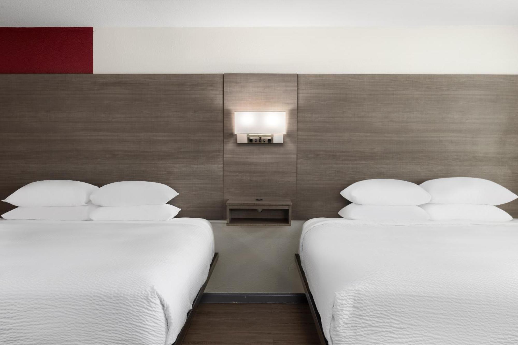Motel Ramada By Wyndham Medford Airport North Esterno foto