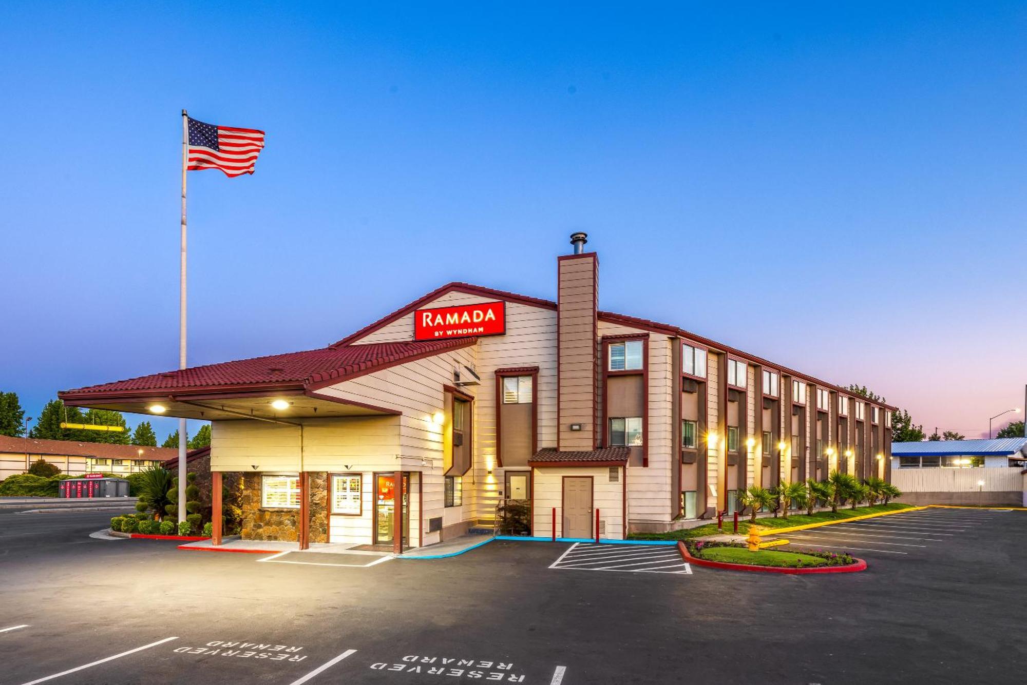 Motel Ramada By Wyndham Medford Airport North Esterno foto