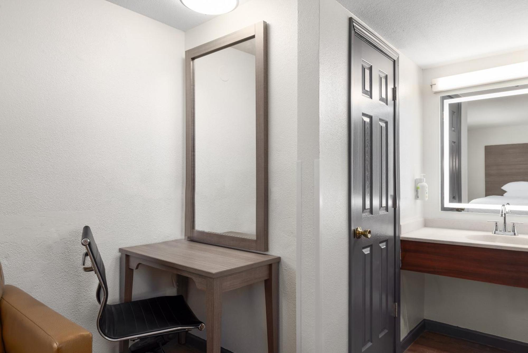 Motel Ramada By Wyndham Medford Airport North Esterno foto