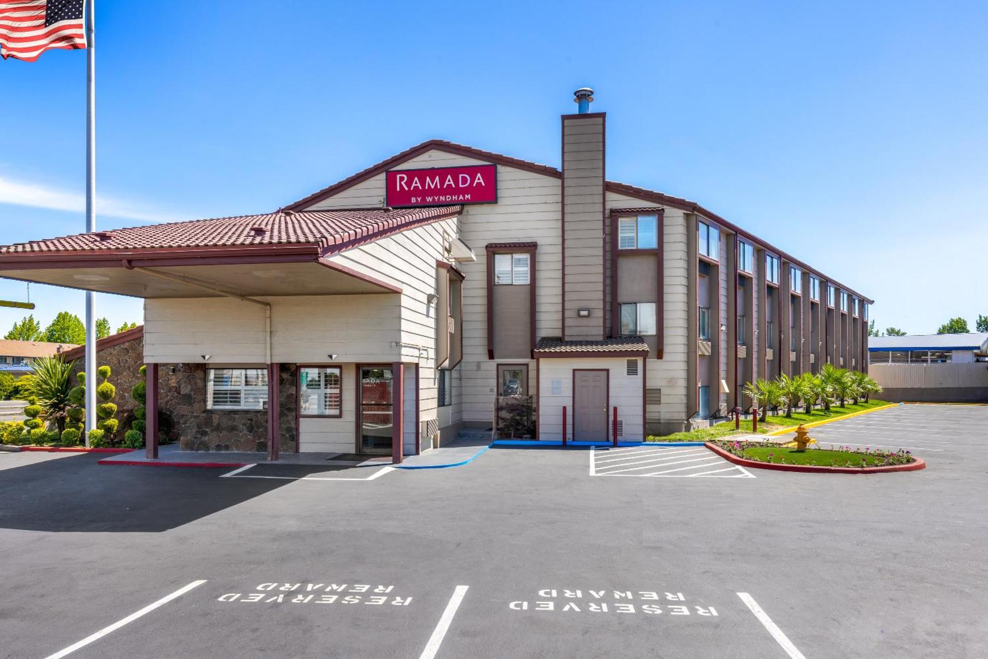 Motel Ramada By Wyndham Medford Airport North Esterno foto