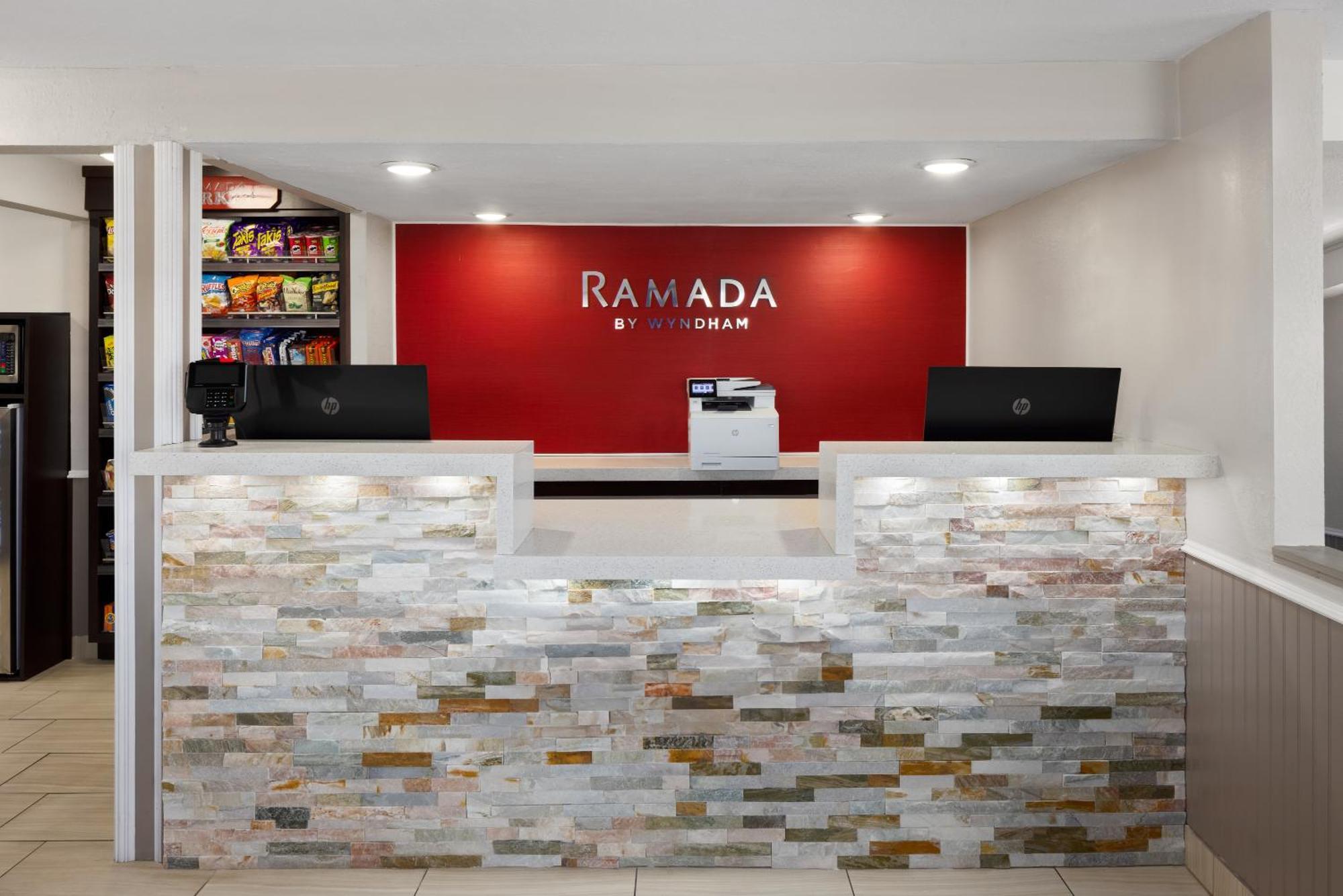 Motel Ramada By Wyndham Medford Airport North Esterno foto