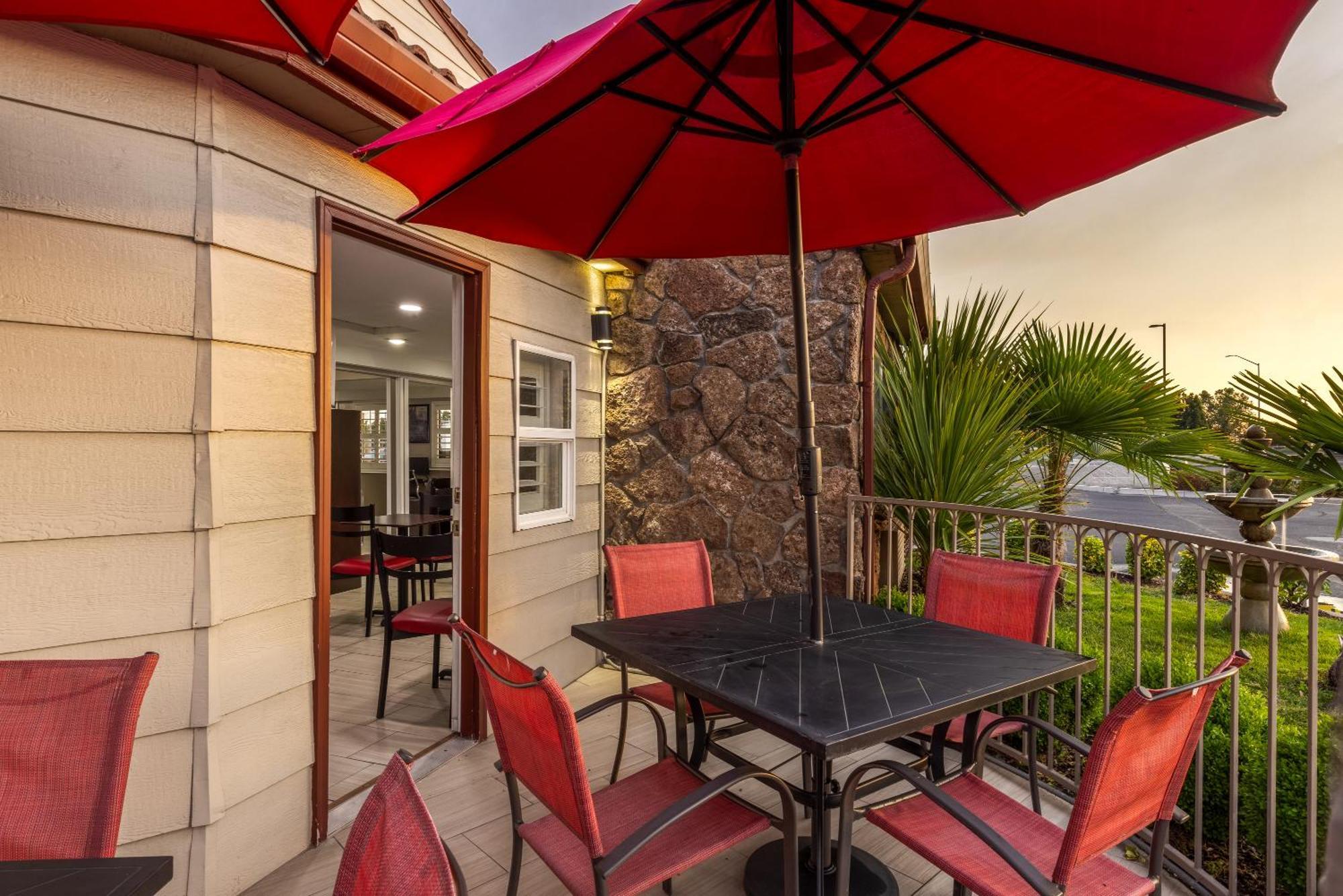 Motel Ramada By Wyndham Medford Airport North Esterno foto