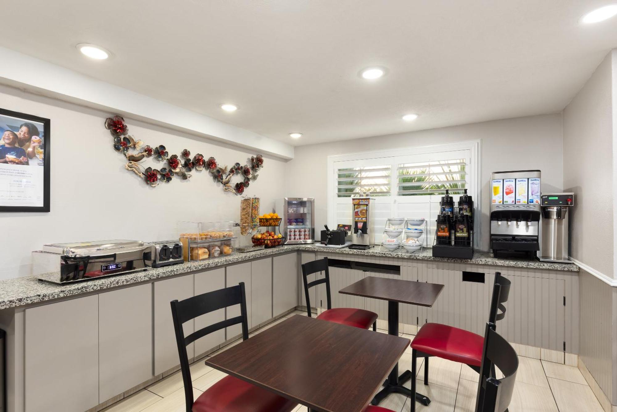 Motel Ramada By Wyndham Medford Airport North Esterno foto