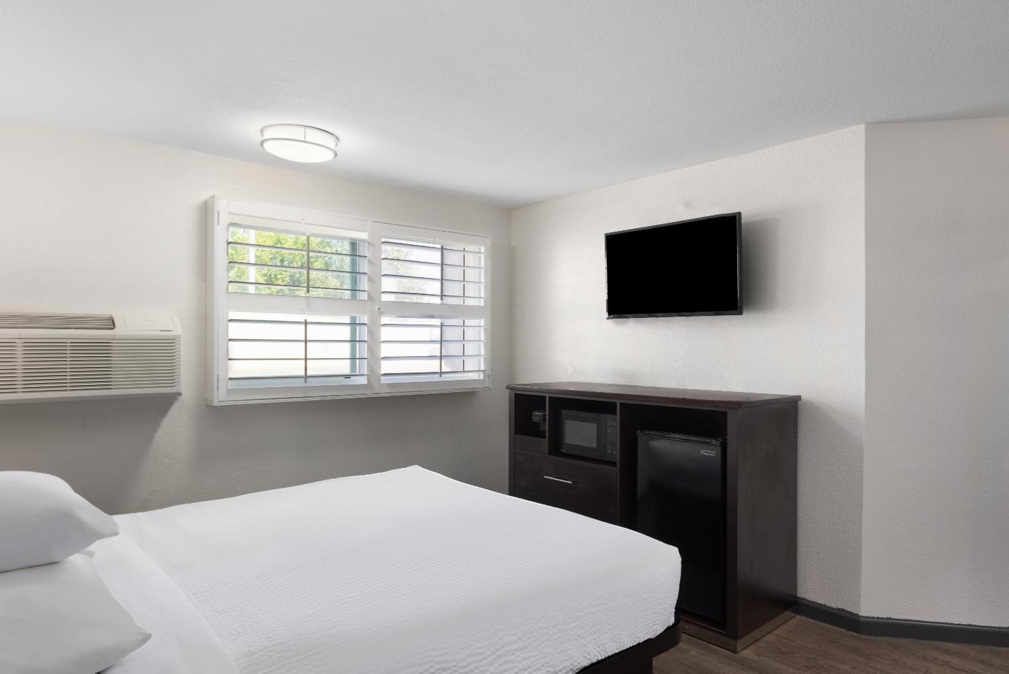Motel Ramada By Wyndham Medford Airport North Esterno foto