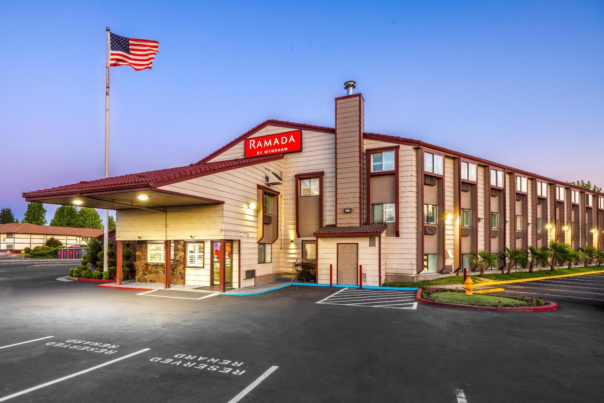 Motel Ramada By Wyndham Medford Airport North Esterno foto