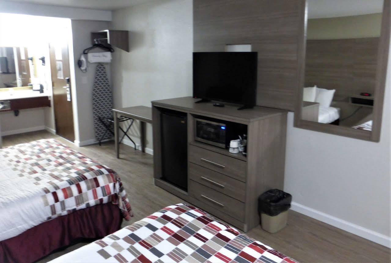Motel Ramada By Wyndham Medford Airport North Esterno foto