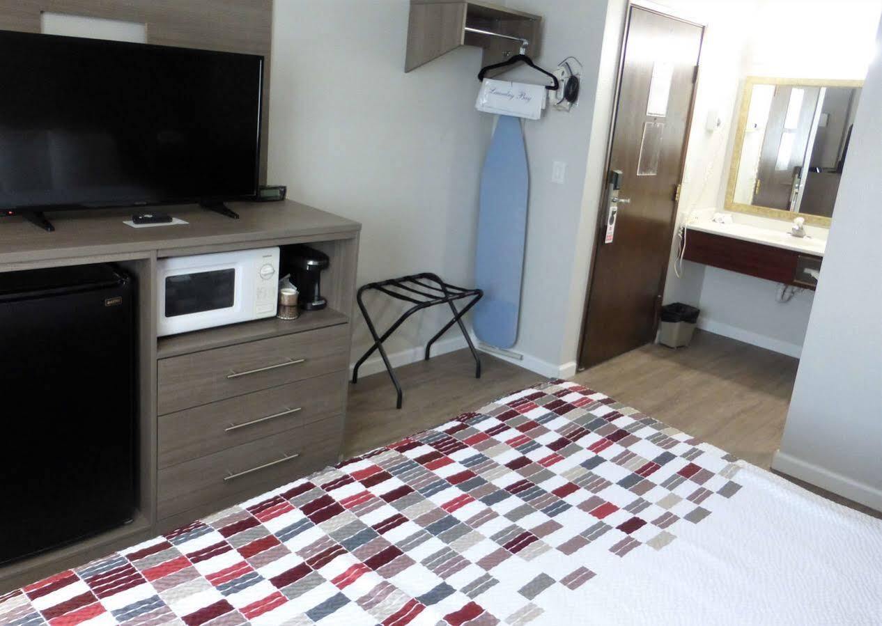 Motel Ramada By Wyndham Medford Airport North Esterno foto