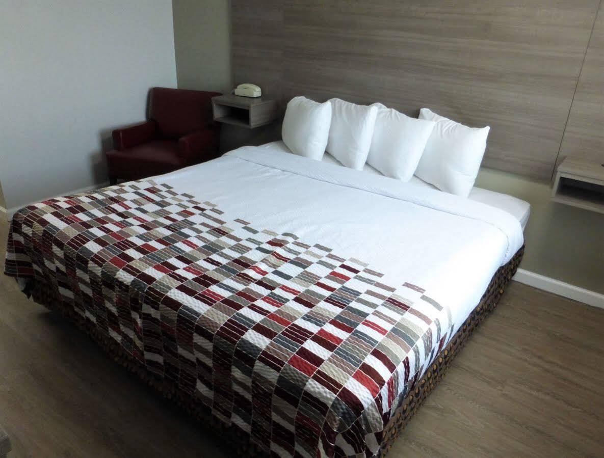 Motel Ramada By Wyndham Medford Airport North Esterno foto